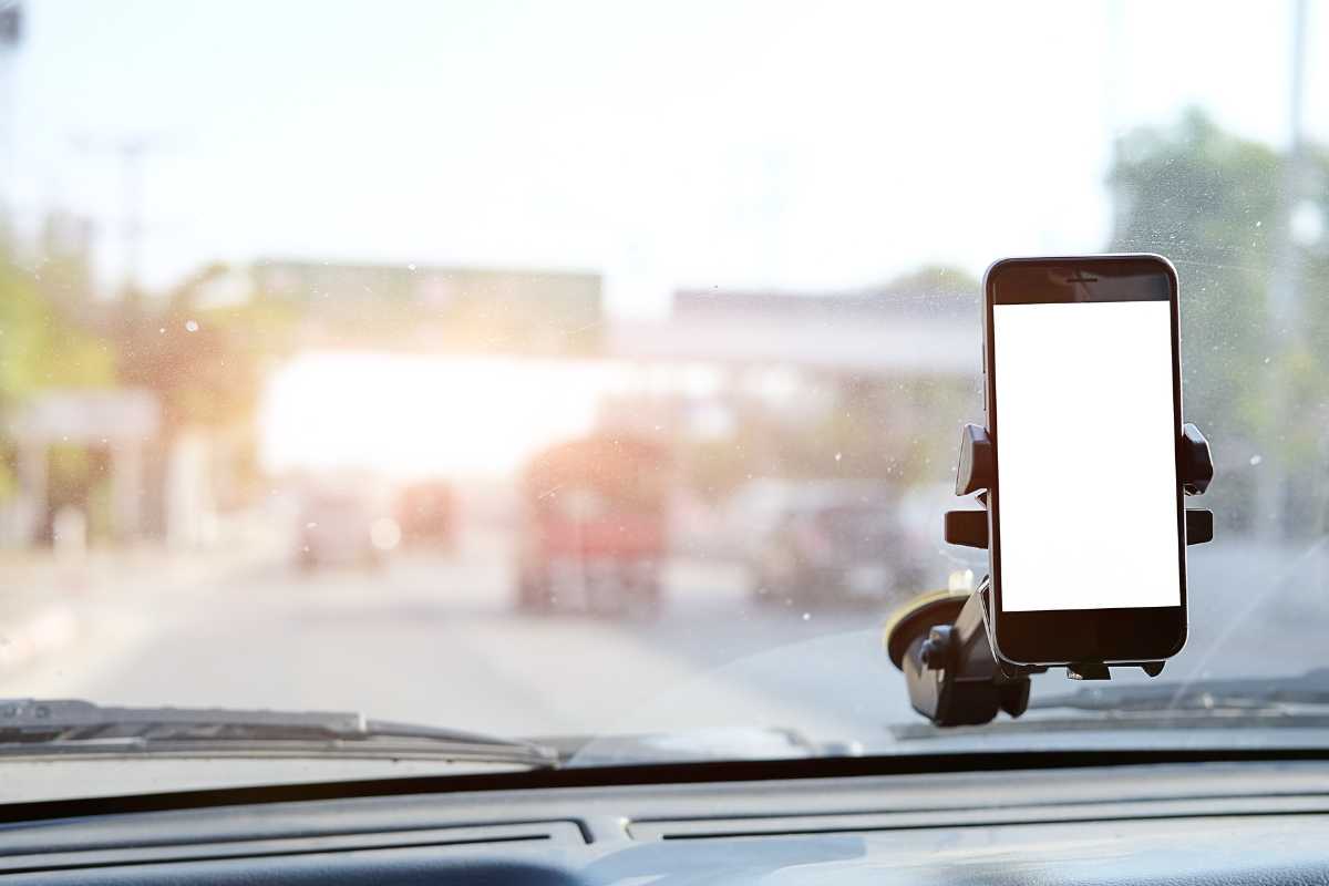 smartphone sul vetro anteriore