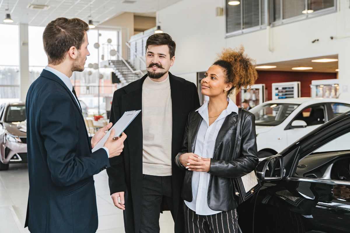 Coppia interessata all'acquisto di un'auto