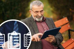 una persona controlla il proprio tablet