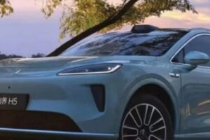SUV HUAWEI fa tremare Tesla