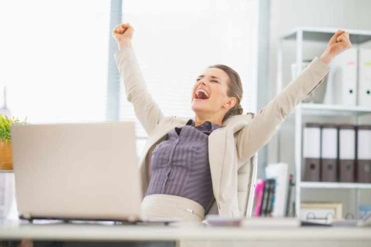 donna esulta davanti a un pc