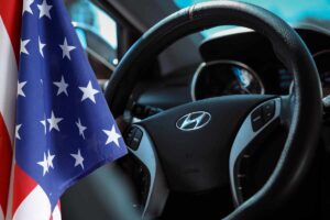 volante Hyundai e la bandiera degli USA