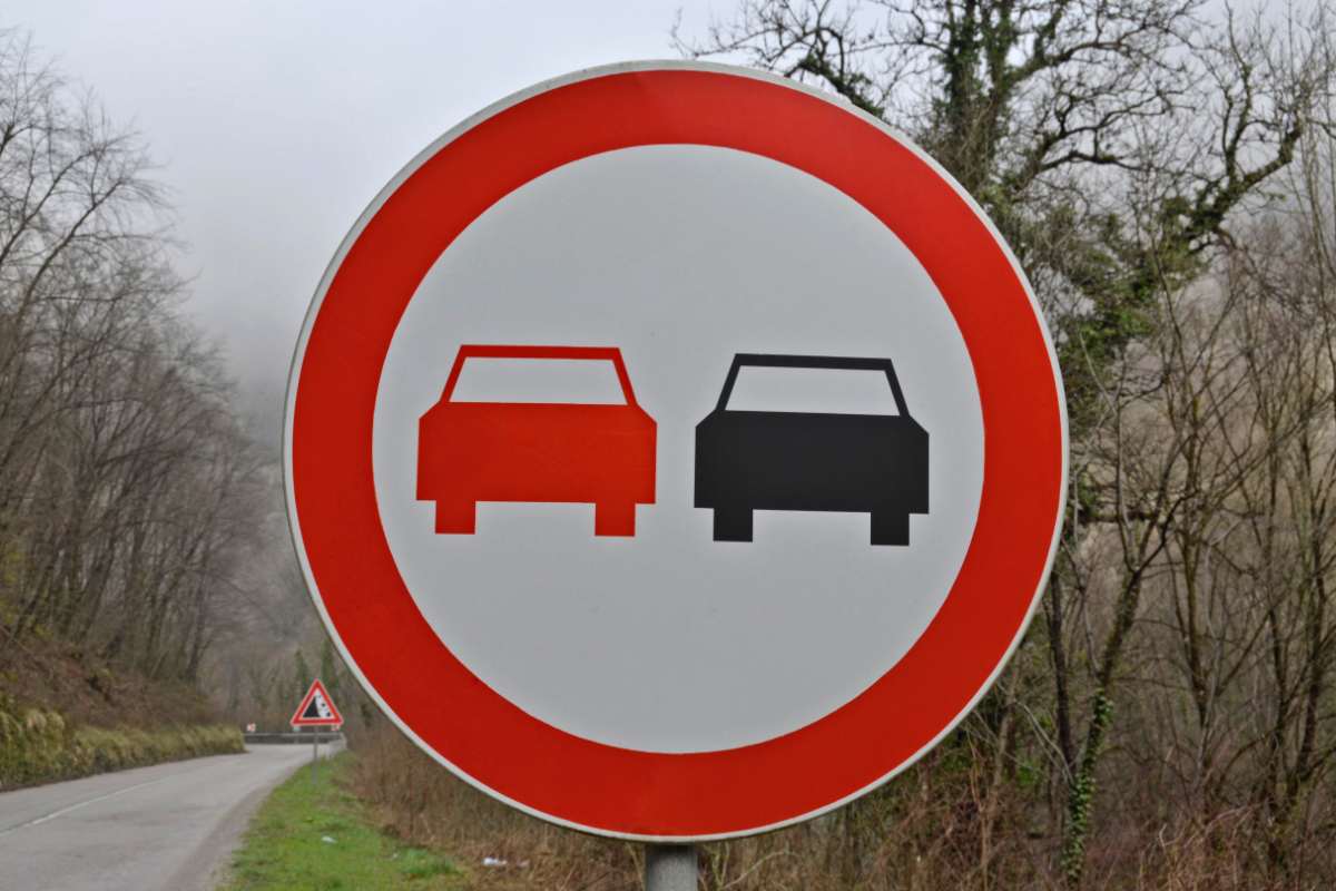 Divieto di sorpasso